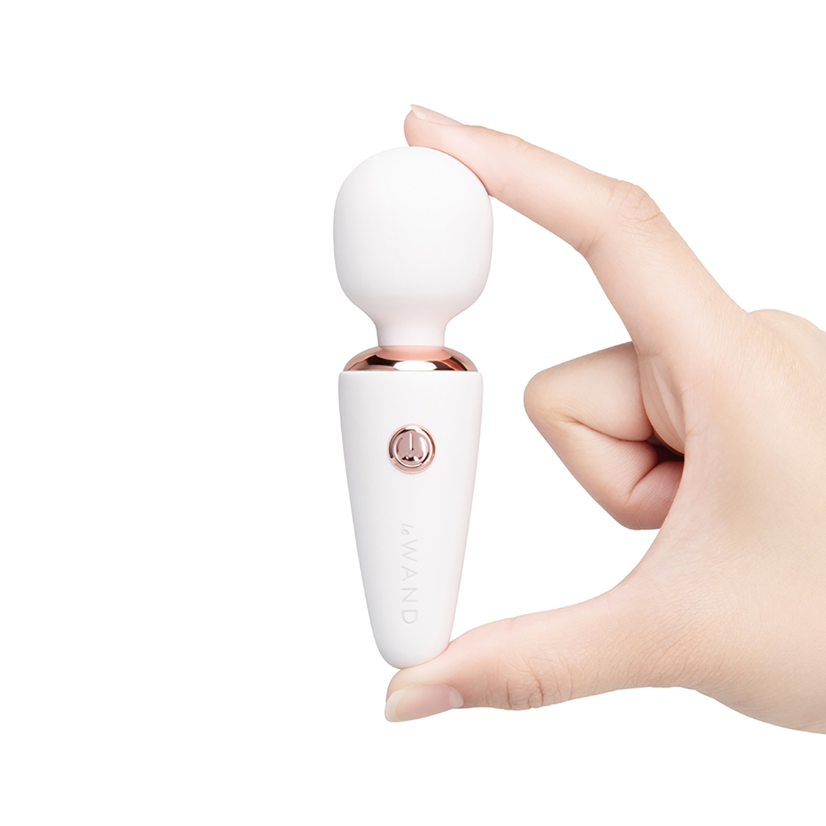 Product image of the White Le Wand vibrator on clean background