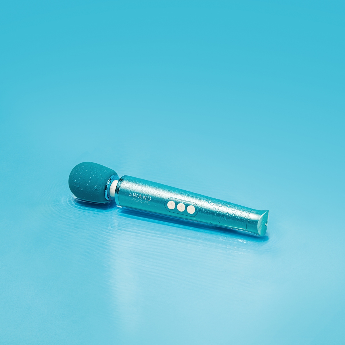Product image of the  Le Wand vibrator on clean background